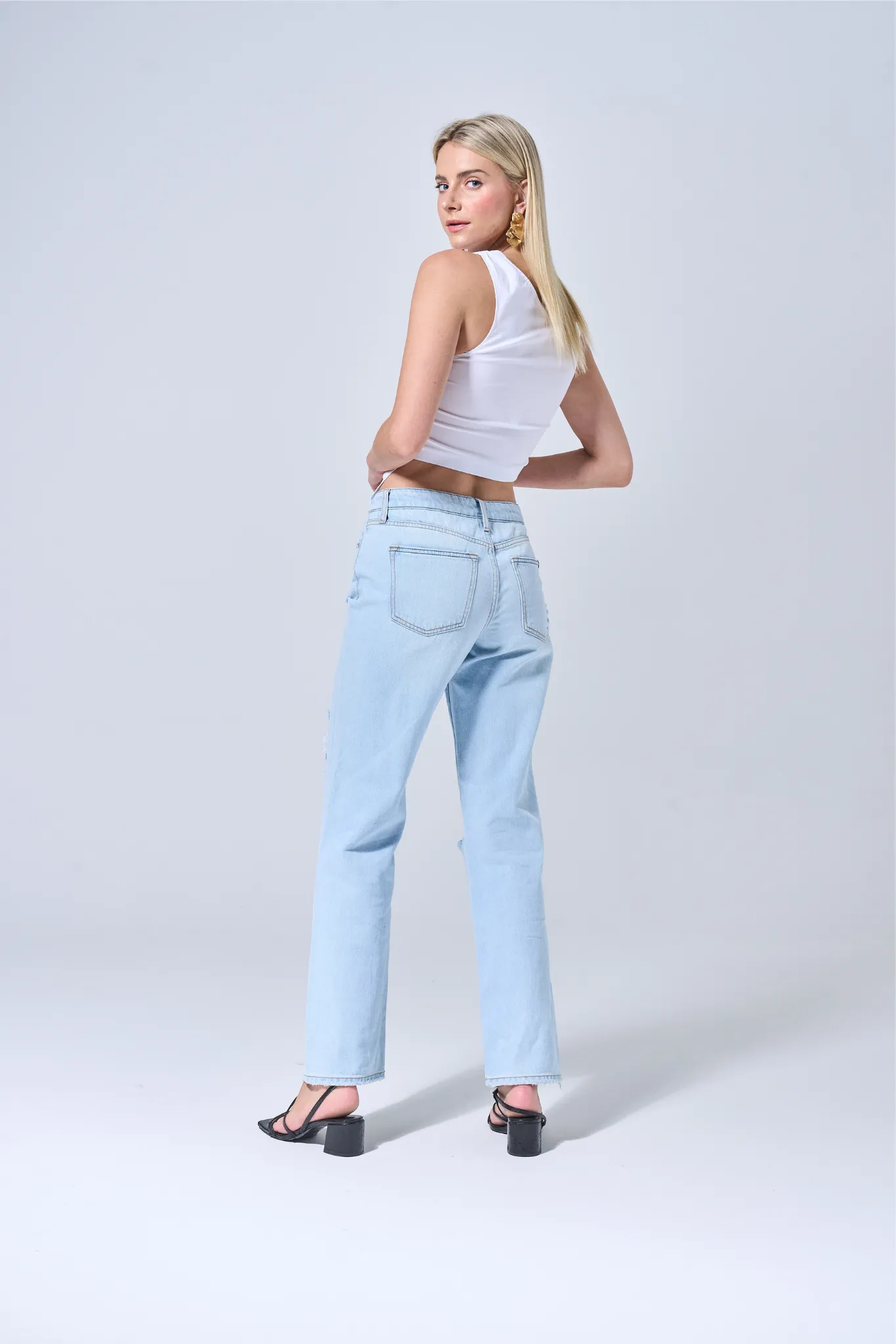 HIGH RISE LOOSE STRAIGHT JEANS WITH DISTRESSING IN LIGHT WASH / SP-P12681