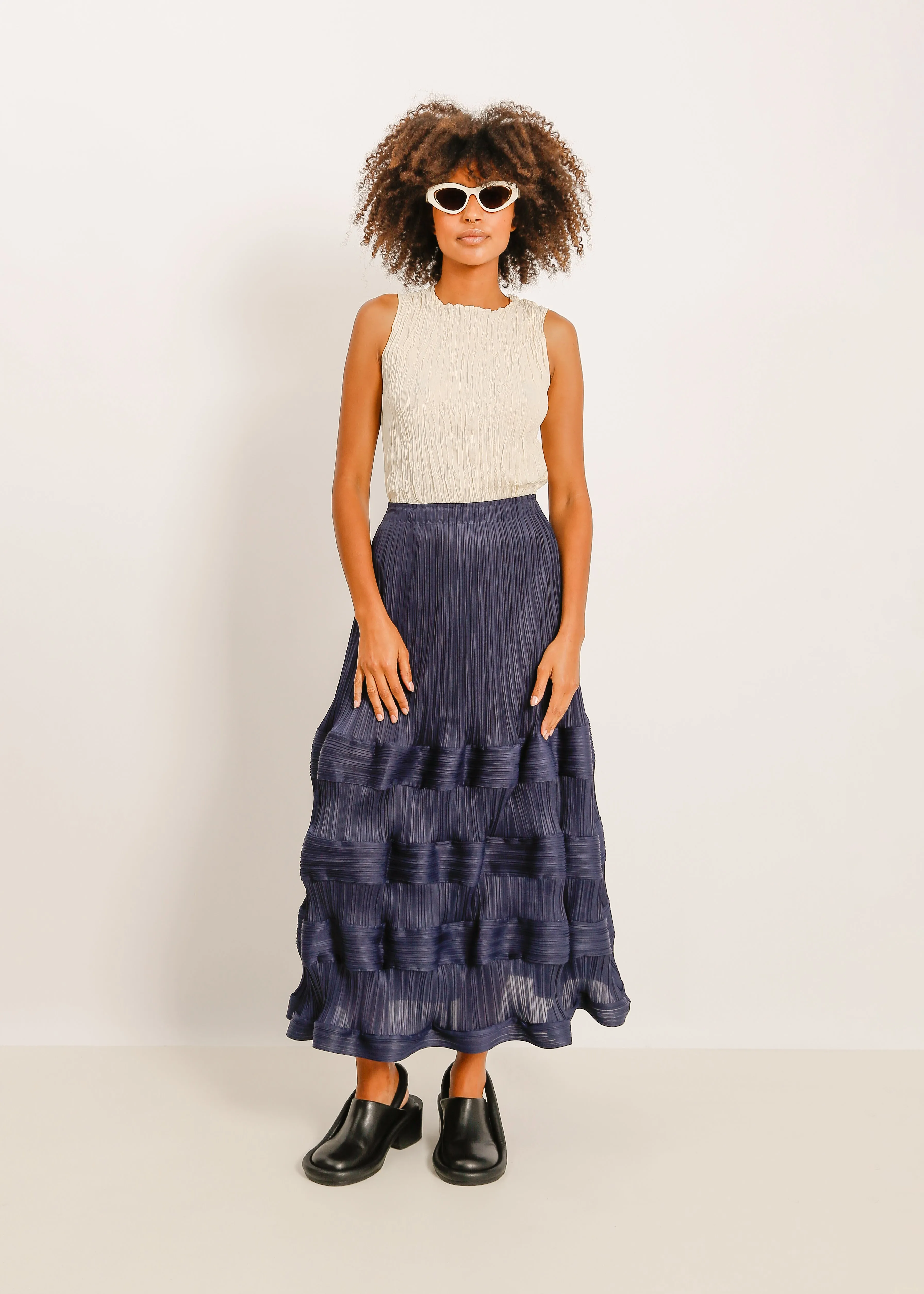 W24 | AMORY PLEAT SKIRT / NAVY